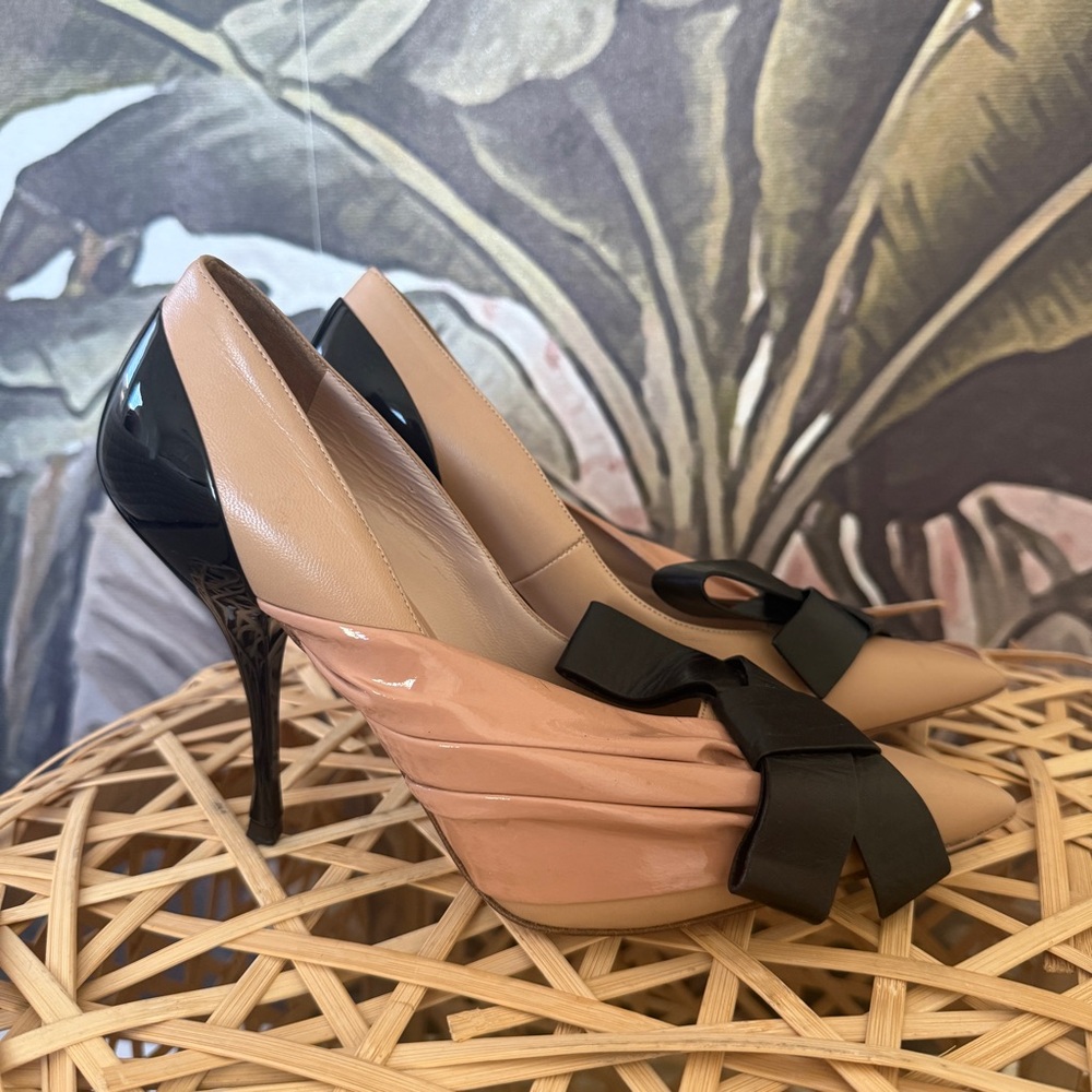 Miu Miu Patent Leather Bow Pointed Toe high heel Pumps two tone size EU 38 US 8